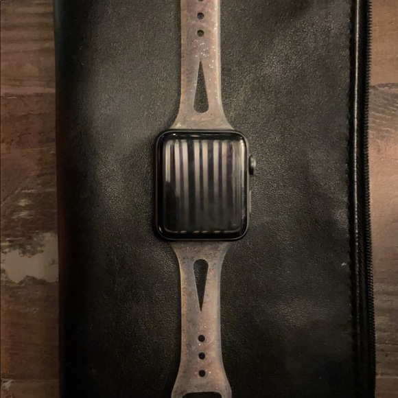 Series 3 Apple Watch - Picture 1 of 2